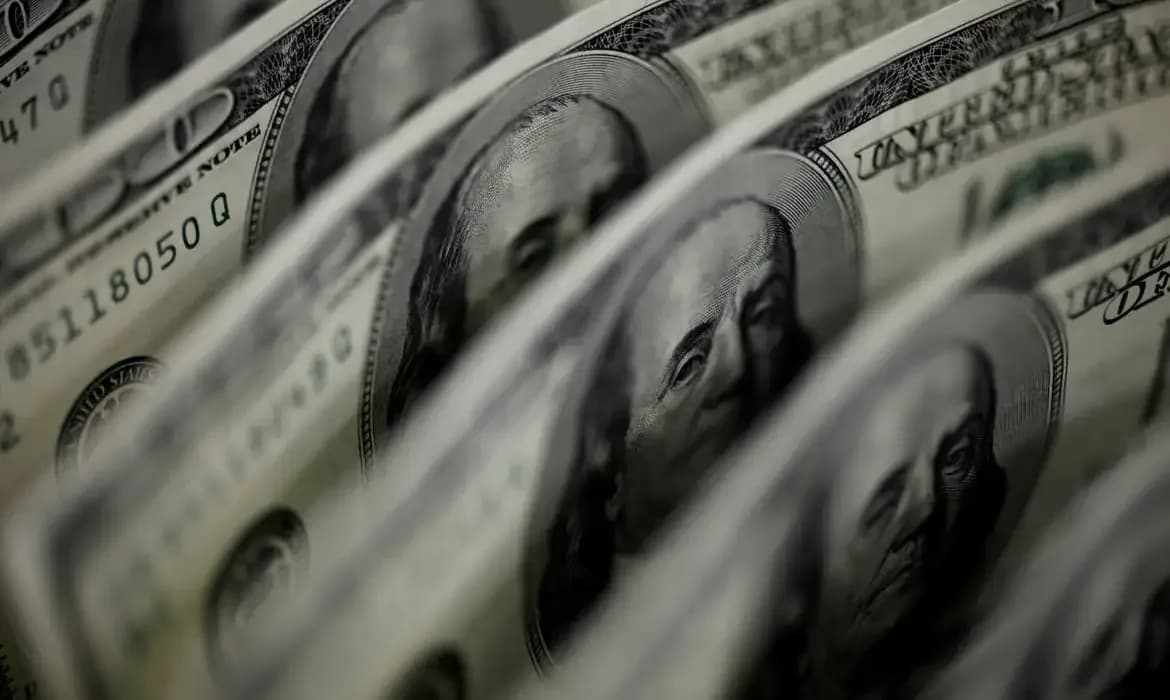 Dólar sobe 8,21%, e bolsa cai 13,88% após reeleição de Lula