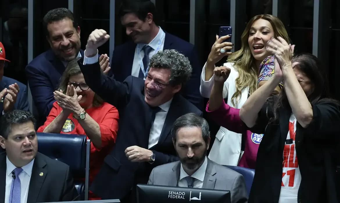 Senado aprova fim da escala 6x1 e PEC vai a promulgação